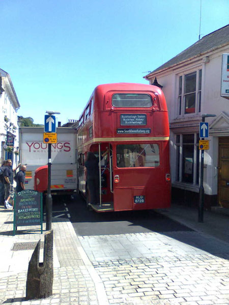 RM1872 squezzes through Buckfastleigh High Street