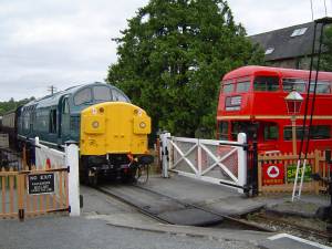 RM1872 at Staverton with D6737
